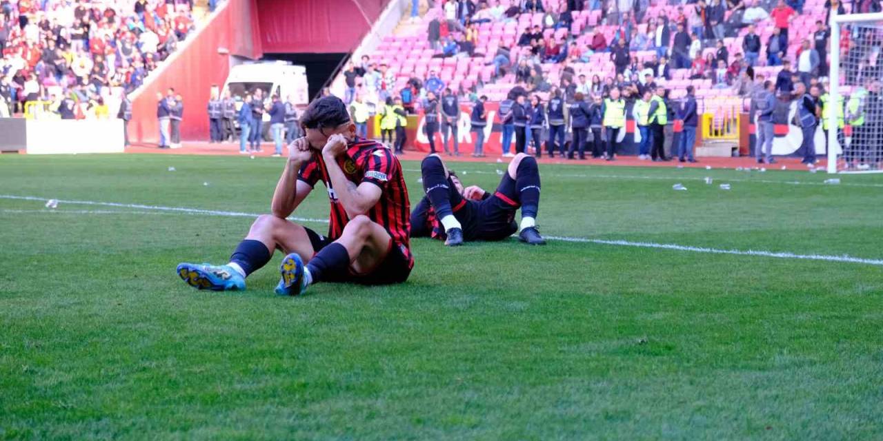 Bal Ligi’nden Çıkamayan Eskişehirsporlu Futbolcular Gözyaşlarına Hakim Olamadı