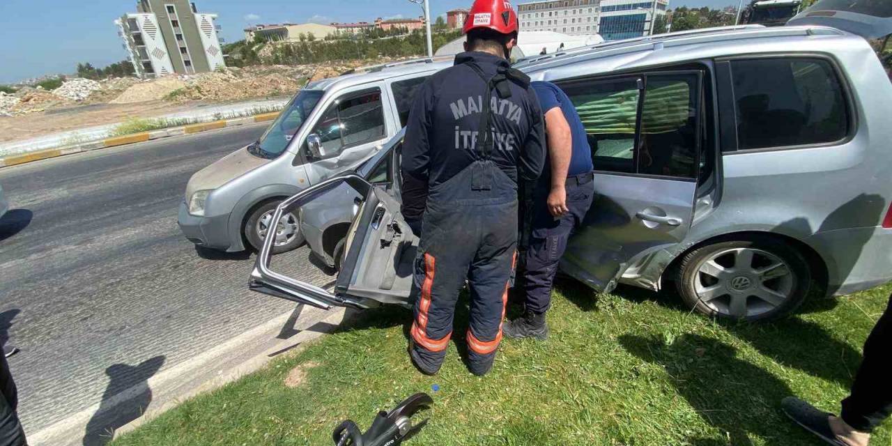 Malatya’da Kavşakta Üç Araç Çarpıştı: 4 Yaralı