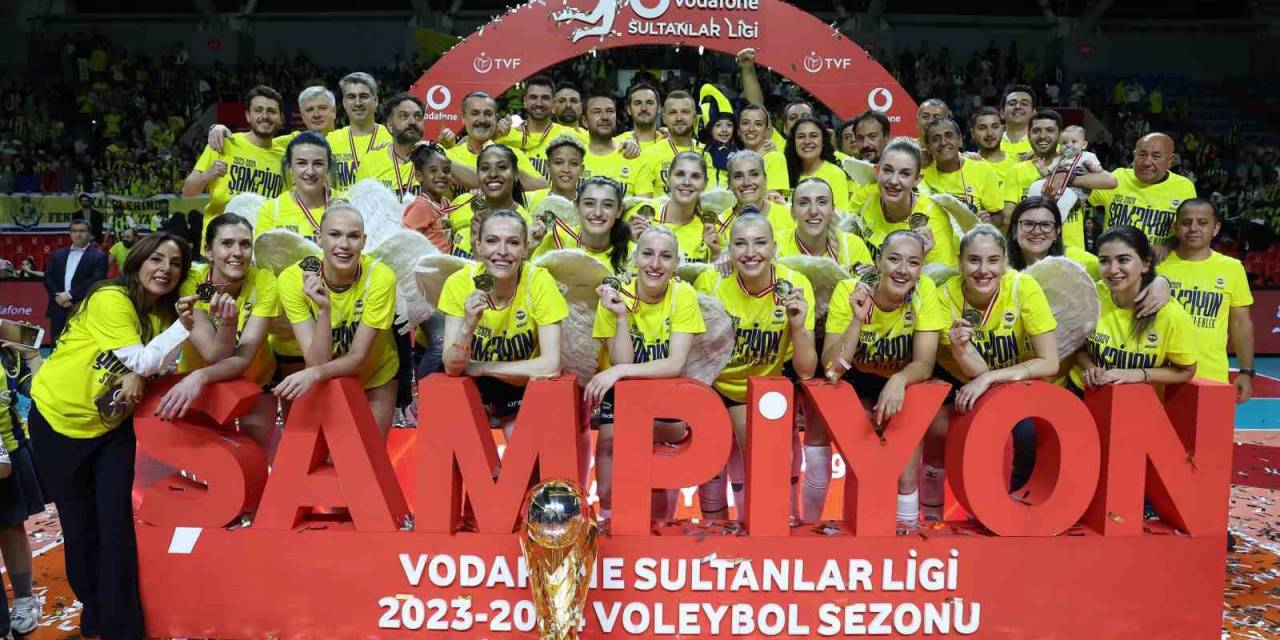 Fenerbahçe Kadın Voleybol Takımı, Şampiyonluk Kupasını Kaldırdı