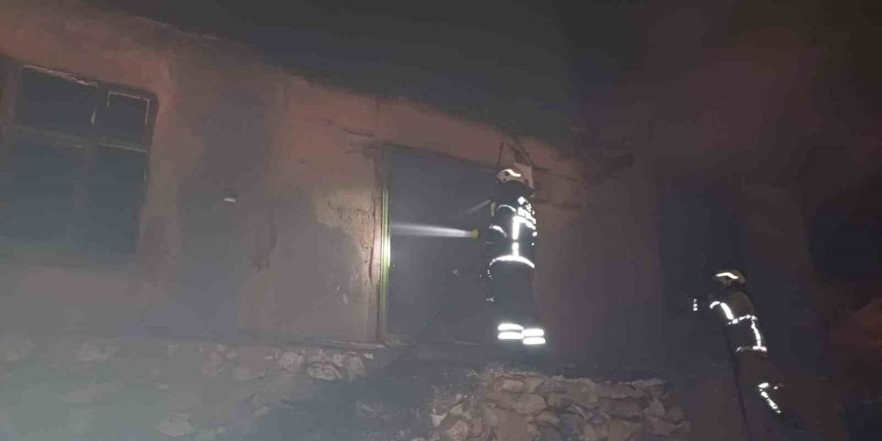 Burdur’da Çıkan Yangında Metruk Ev Alevlere Teslim Oldu