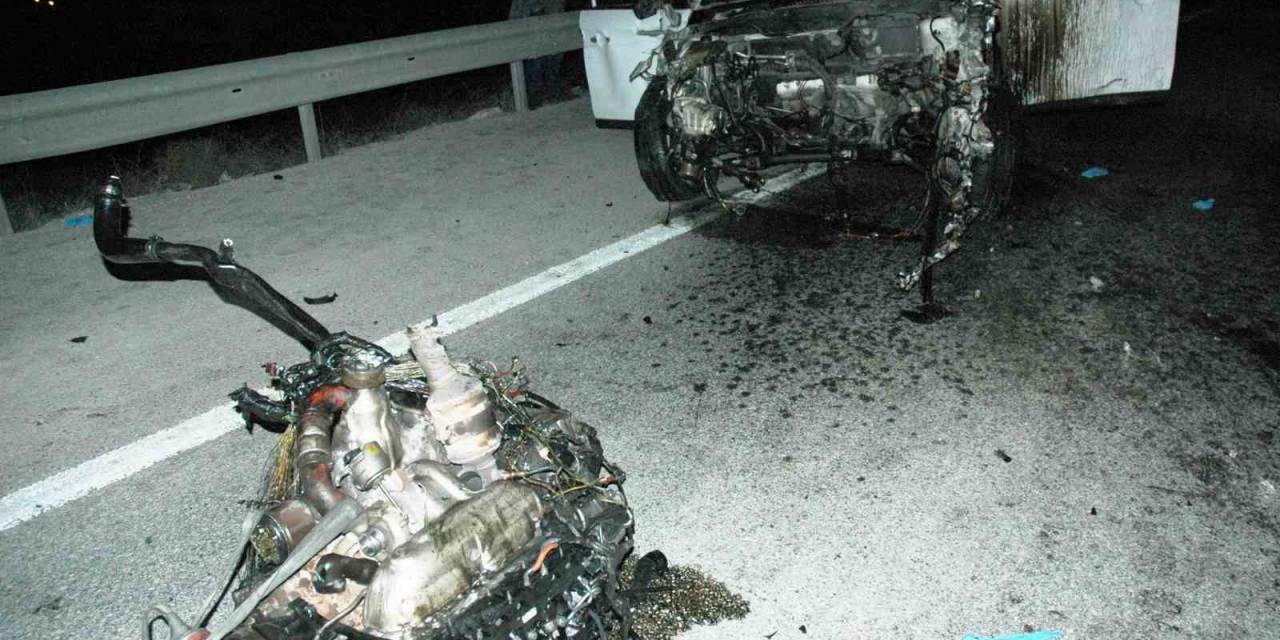 Bariyerlere Çarpan Otomobilin Motoru Yerinden Fırladı: 4 Yaralı