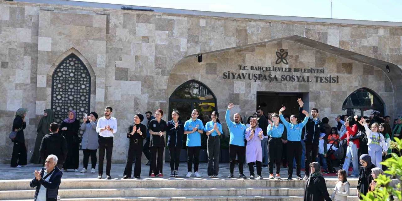 Bahçelievler Belediye Başkanı Dr. Hakan Bahadır Türk Bayraklarıyla Teşekkür Turu Attı