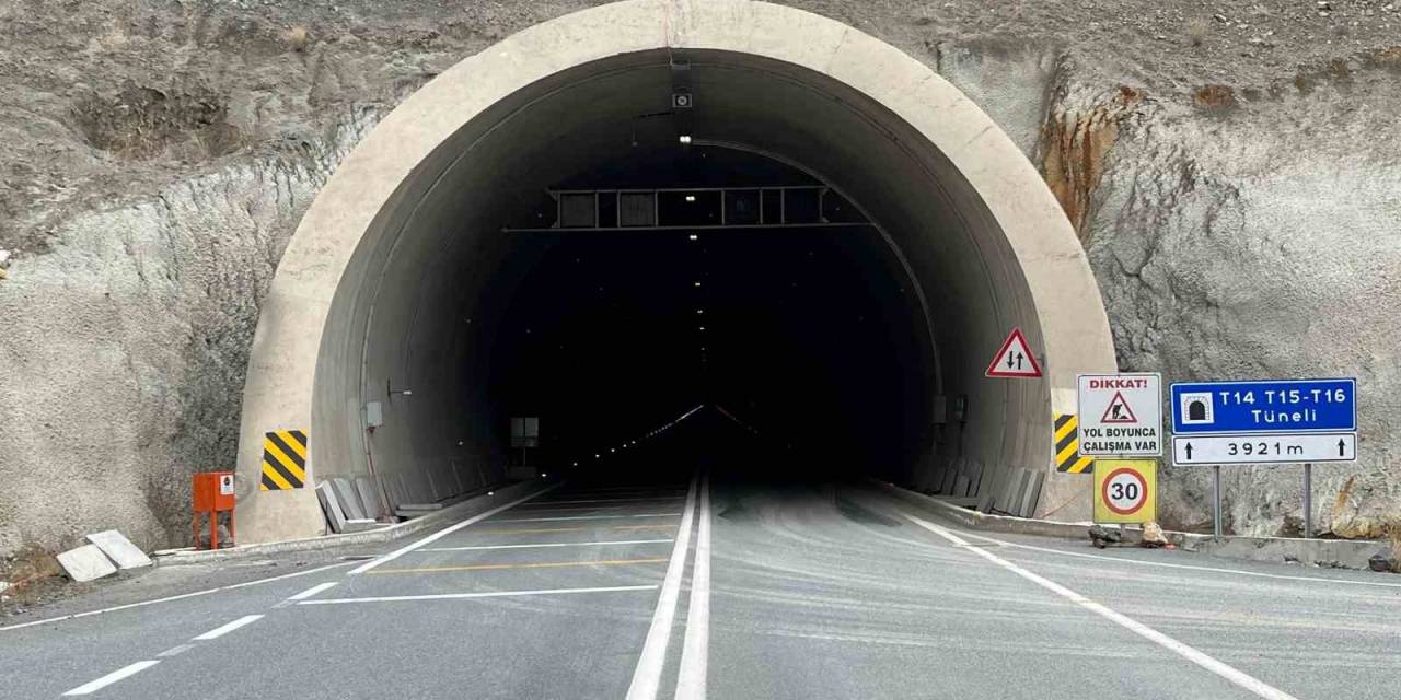 Artvin’de Çatlak Ve Açılmaların Oluştuğu Tünelde Kaymanın Durduğu Bildirildi