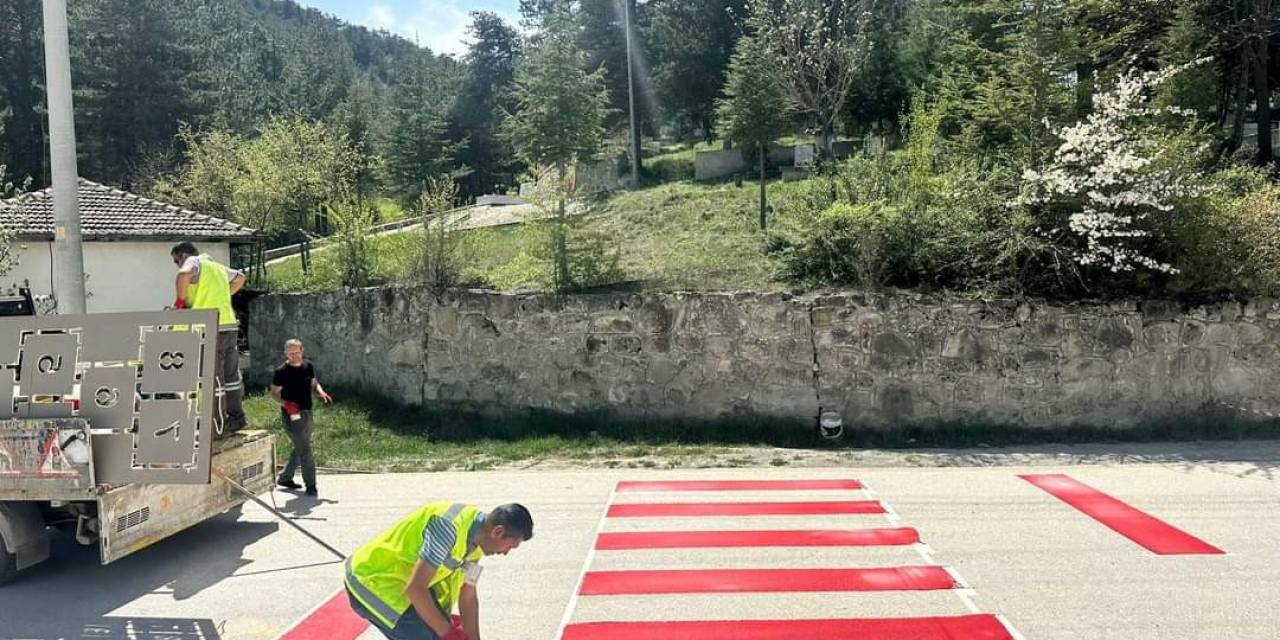 Eskiyen Yaya Geçitleri Boyanarak Dikkat Çekici Hale Getirildi
