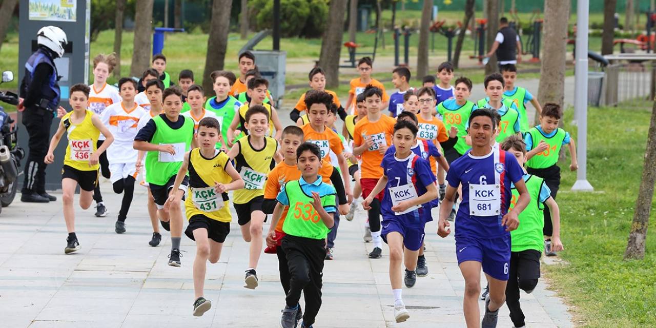 Küçükçekmece’de Öğrenciler 23 Nisan Koşusunda Yarıştı