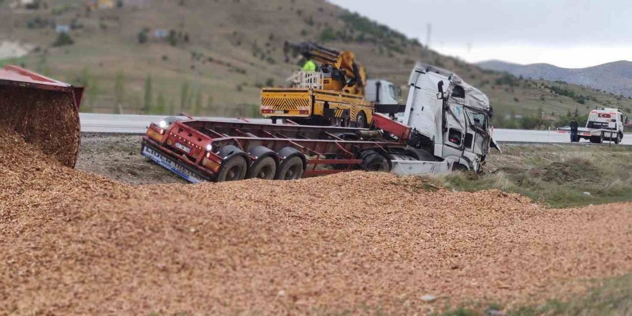 Talaş Yüklü Tır Devrildi, Sürücüsü Yaralandı