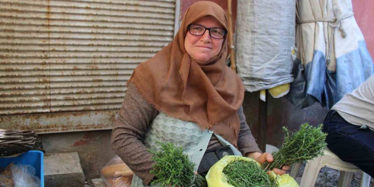 Sabah Ezanı Sonrası Toplanıyor, Kokusu Cezbediyor