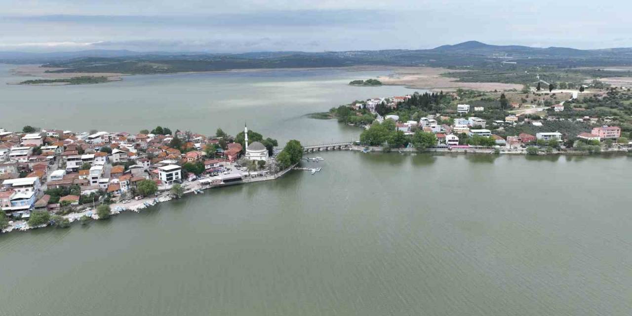 Tarihi Ve Doğasıyla Ünlenen Gölyazı Turistleri Bekliyor