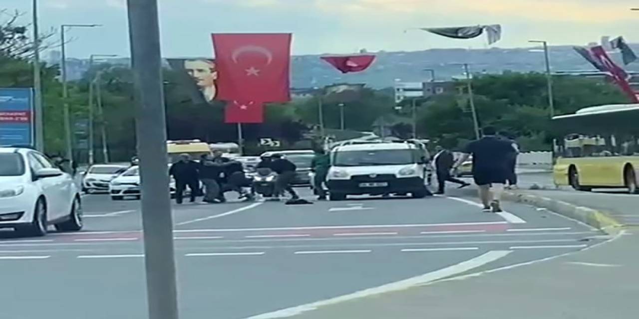 Küçükçekmece’de Motosikletliler, Sürücüye Saldırdı: O Anlar Kamerada