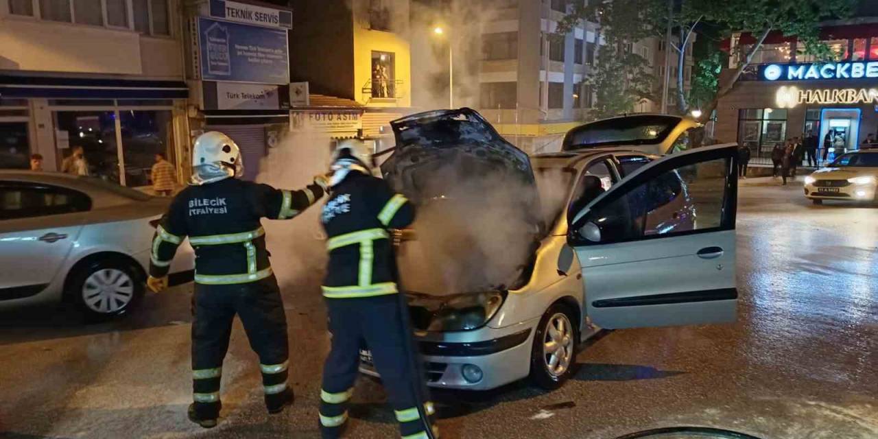 Bilecik’te Seyir Halinde Alev Alan Ve Patlamalar Yaşanan Araç Yangını Korkuttu