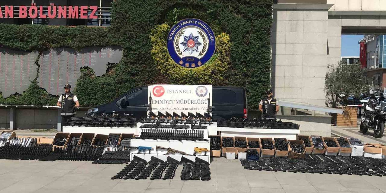 İstanbul Merkezli 11 İlde Düzenlenen Operasyonda Ele Geçirilen Silahlar Emniyette Sergilendi