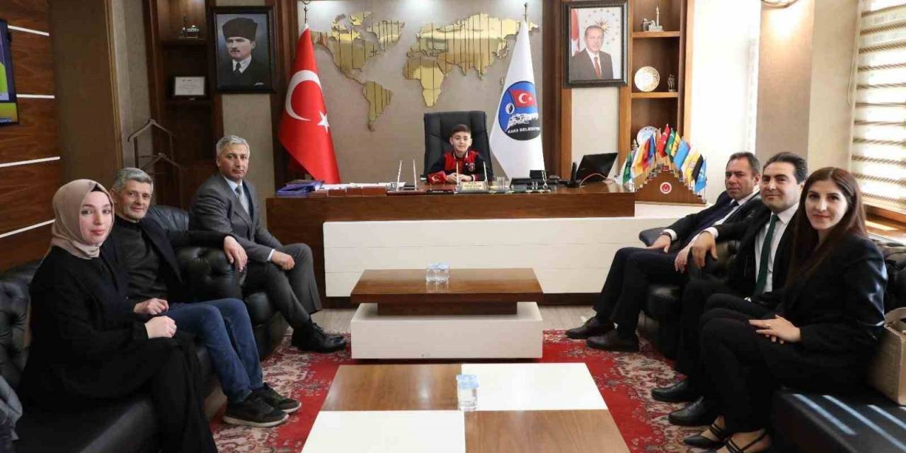 Başkan Koltuğuna Oturan Çocuk Yol, Park Ve Bahçe Yapılmasını İstedi