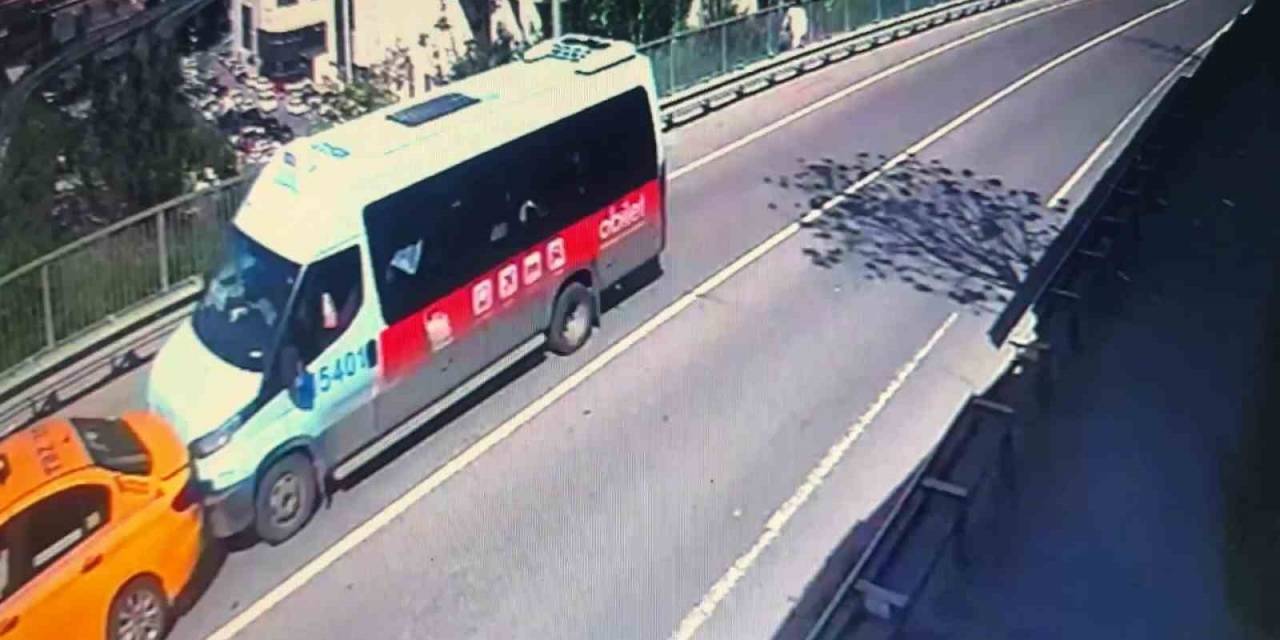 Sarıyer’de 5 Yolcunun Yaralandığı Minibüs Kazası Kamerada