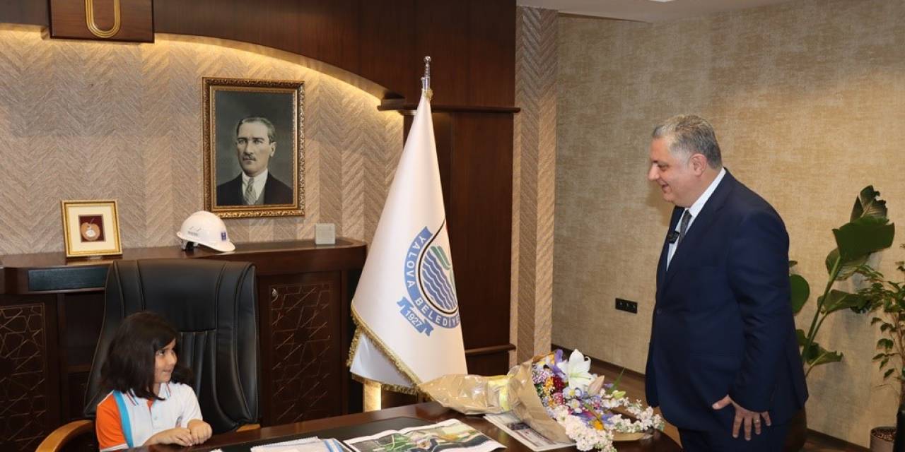 Başkan Gürel, Koltuğunu İlkokul Öğrencilerine Teslim Etti