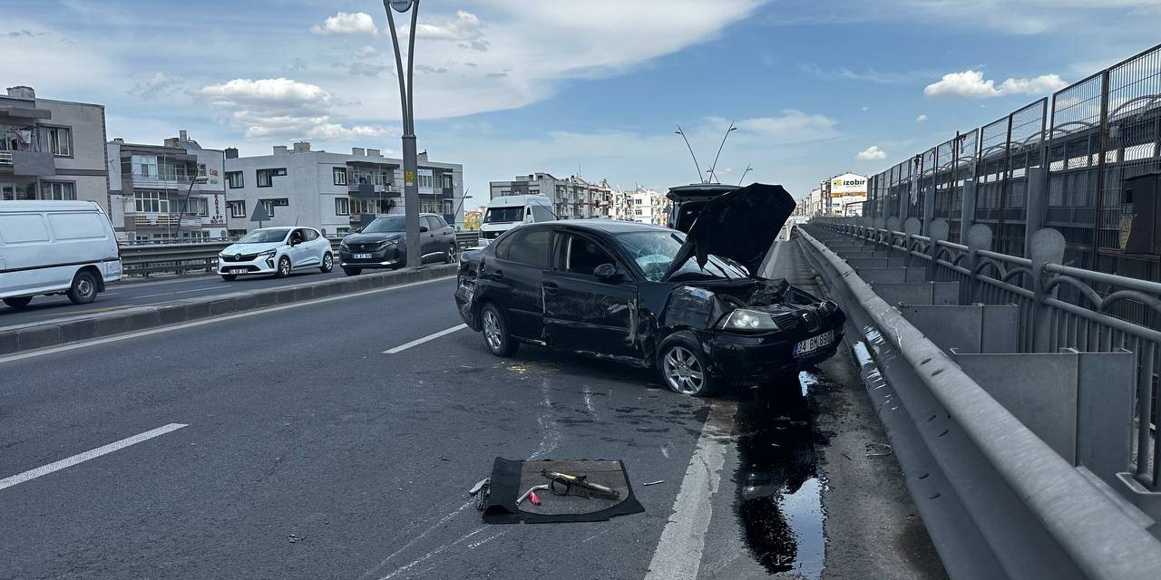 Kayseri’de Otomobil Aydınlatma Direğine Çarptı: 1’i Ağır 2 Yaralı