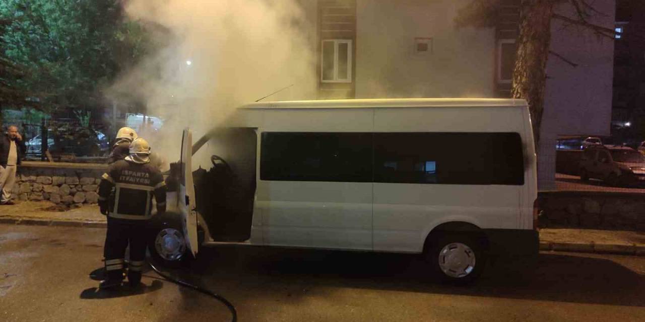 Park Halindeyken Yanan Minibüs Kullanılamaz Hale Geldi