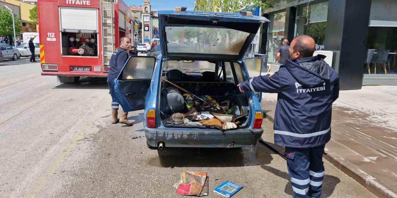 Alaca’da Park Halinde Otomobil Yandı