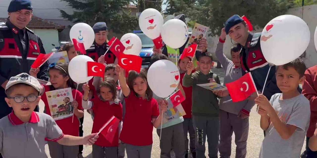 Amasya’da Jandarmalar Öğrencilere Bayram Sevinci Yaşattı