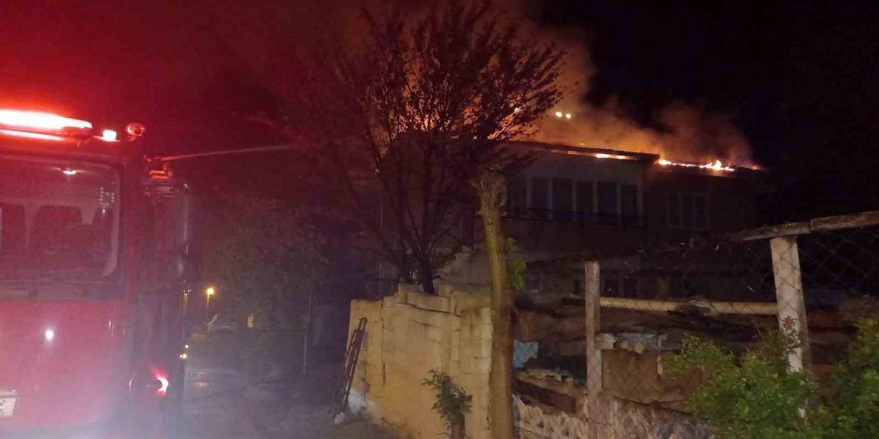 Çatı Yangını 3 Saatte Söndürüldü