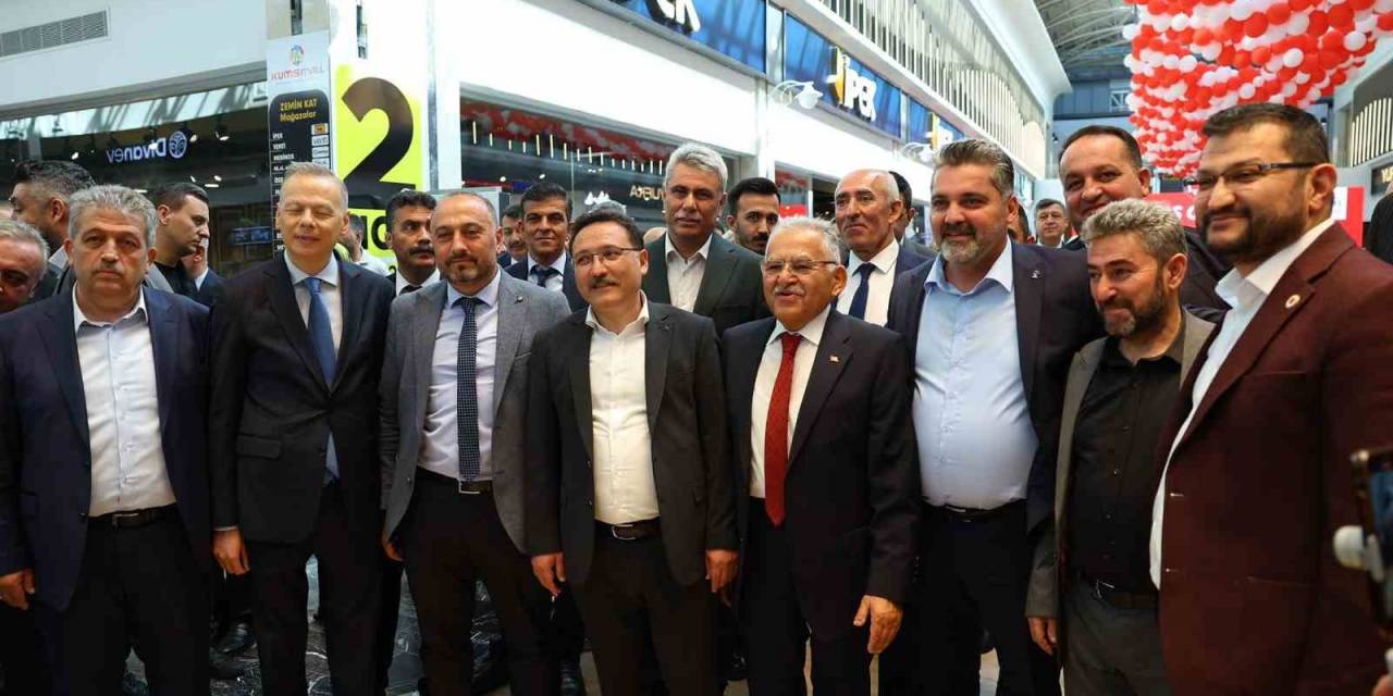 Kumsmall’da ’mobilyada Moda Show’ Başladı