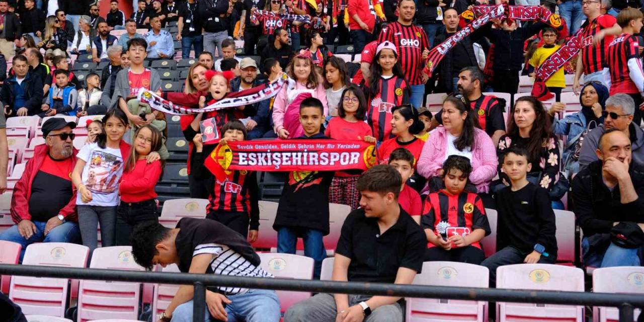 Eskişehirspor Taraftarı Takımını 7’den 70’e Her Sonuca Rağmen Destekliyor