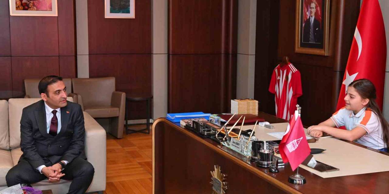 Beyoğlu Belediyesi’nin Başkanlık Koltuğuna Küçük Elif Oturdu