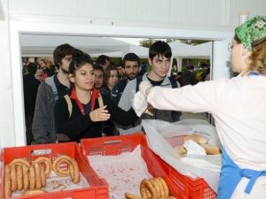 Üniversite Öğrencileri Ücretsiz Çorba İçin Kampanya Başlattı