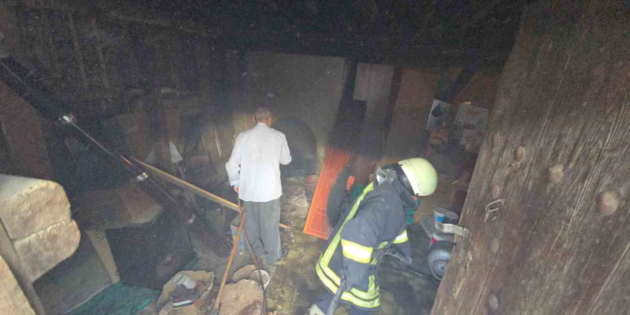 Ekmek Yapmak İsterken Yangın Çıktı, Hortumla Söndürmeye Çalıştı