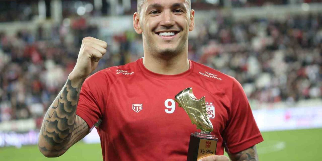 Sivasspor’un Golcüsü Rey Manaj’a Plaket