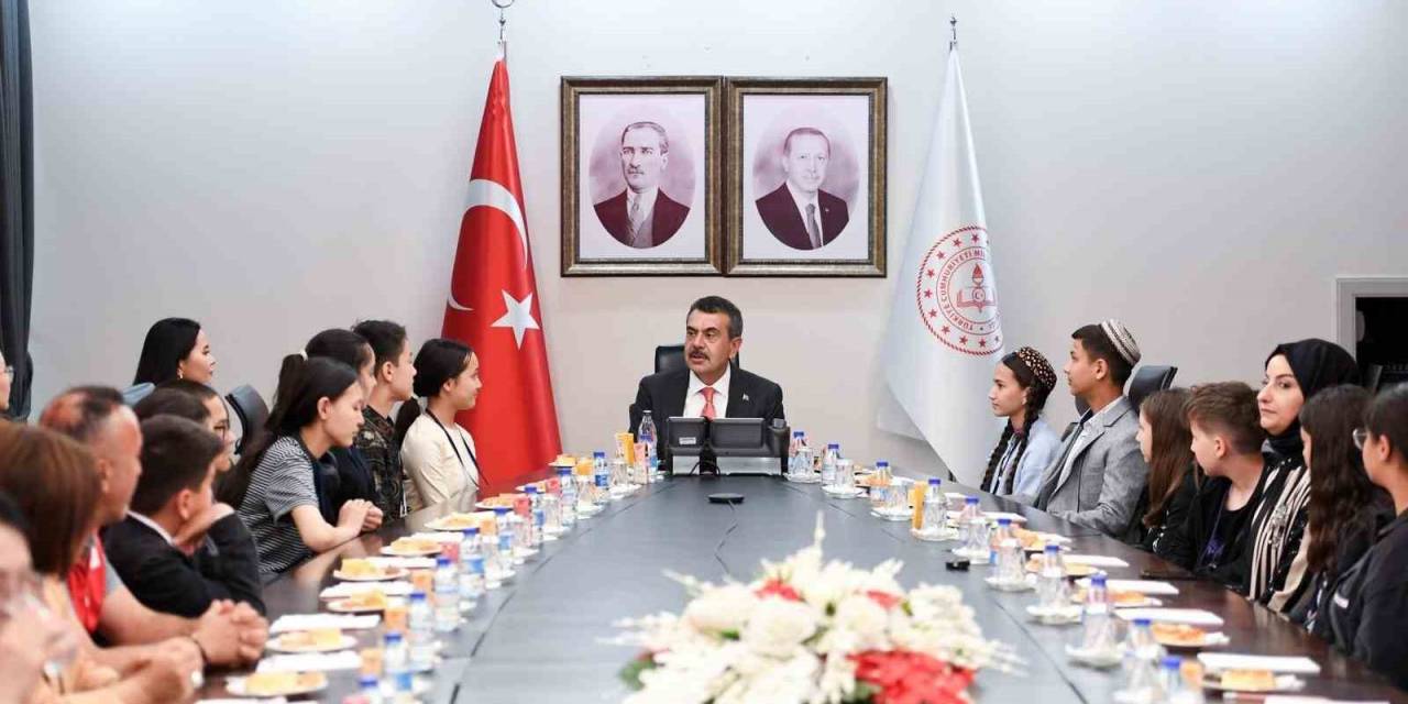 Milli Eğitim Bakanı Tekin, Türki Cumhuriyetler’den Gelen Çocukları Kabul Etti