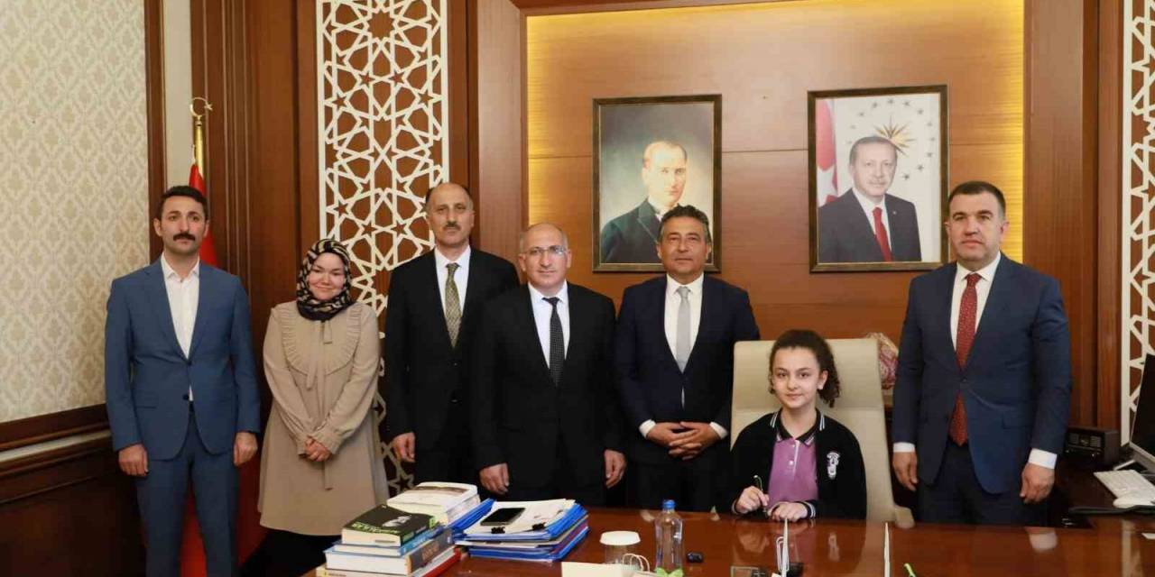 Vali Eldivan, Koltuğunu 6. Sınıf Öğrencisi Emir’e Devretti