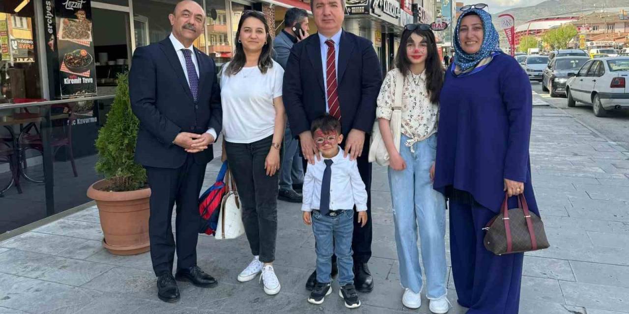 Vali Aydoğdu: “23 Nisan, Sadece Millî Egemenliğimizin İlanı Değil, Aynı Zamanda Dünyanın İlk Ve Tek Çocuk Bayramı Olarak Tarihe Geçti”