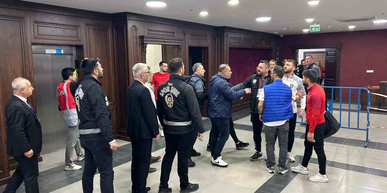 Kocaelispor Teknik Direktörü Mustafa Gürsel’in Basın Toplantısı Müzik Yüzünden Yarım Kaldı