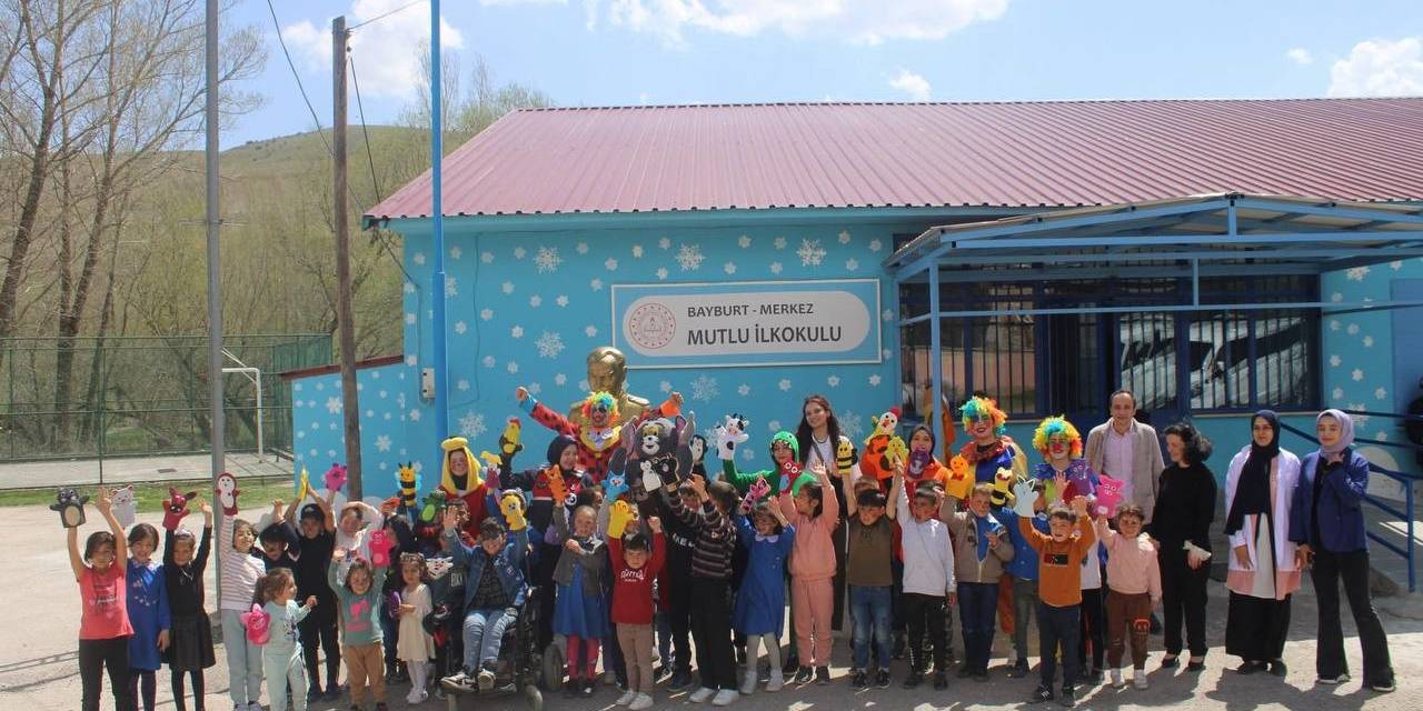 Jandarmadan Köy Okulu Çocuklarına Yürek Isıtan 23 Nisan Sürprizi