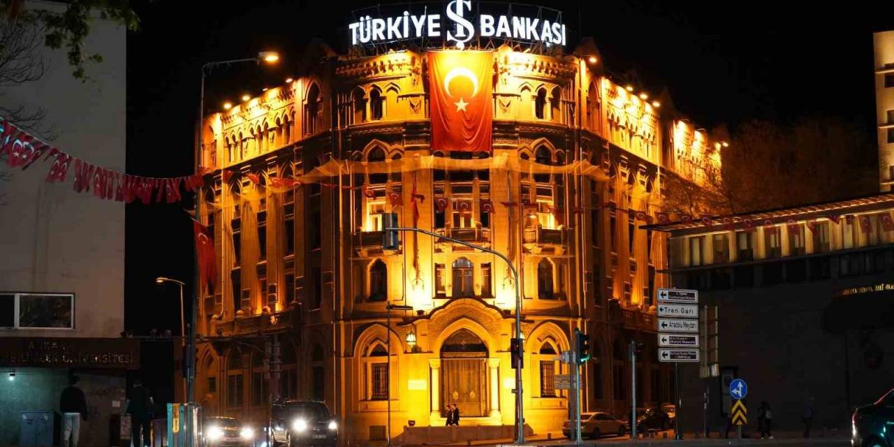 Başkentteki Dev Bayraklar Havadan Görüntülendi