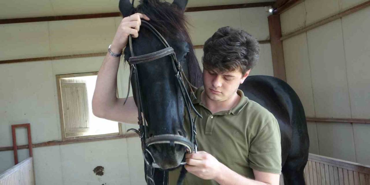 Adana’da Üniversite Öğrencileri Biniciliği Eski Yarış Atlarıyla Öğreniyor