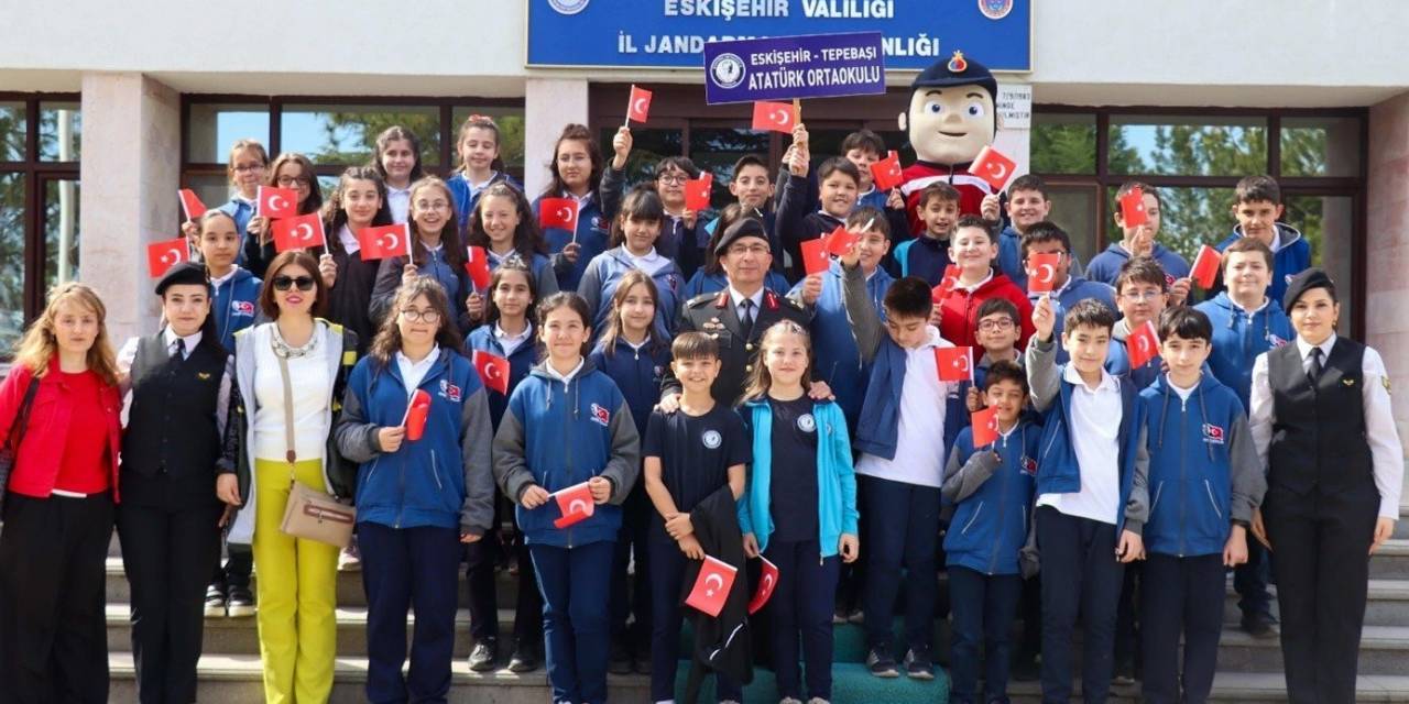 Ortaokul Öğrencilerinden Eskişehir İl Jandarma Komutanlığı’na Ziyaret