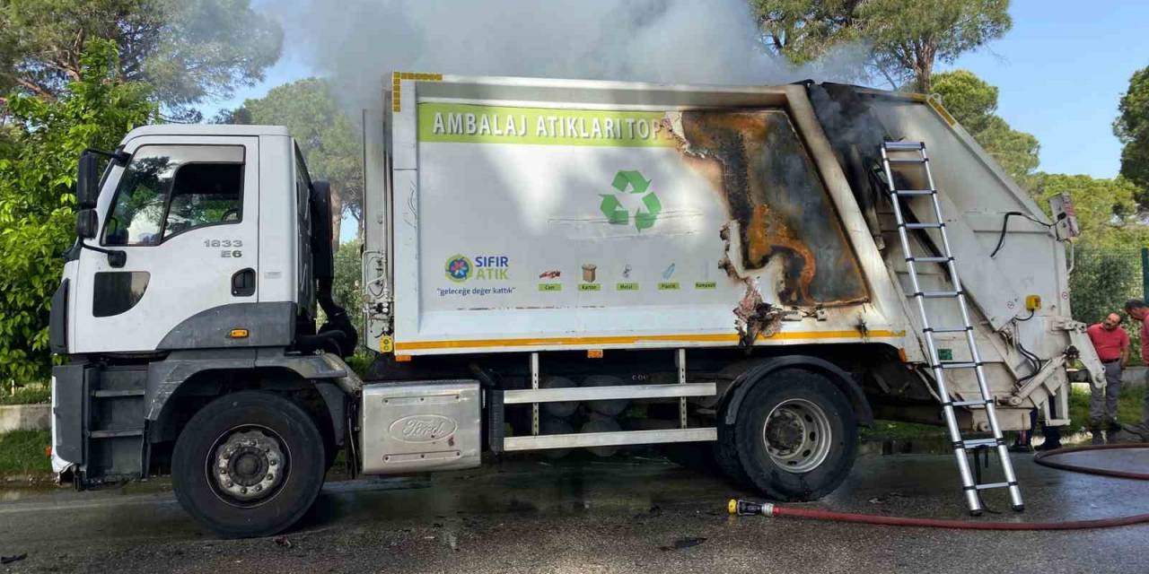 Atık Toplama Kamyoneti Alev Aldı