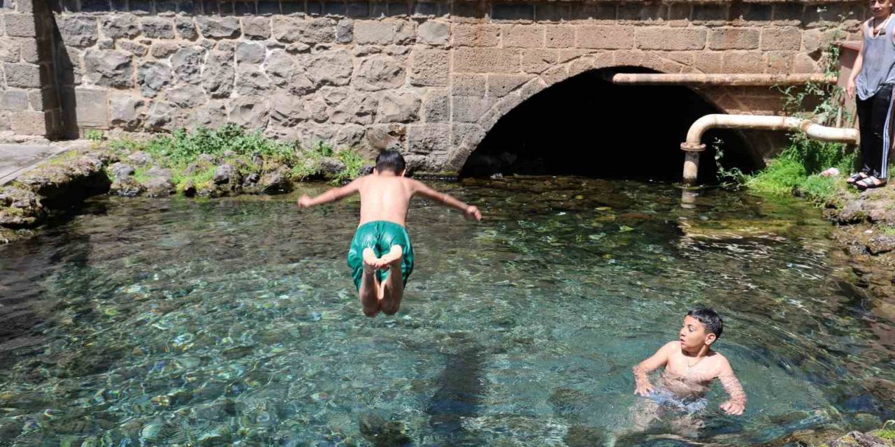 Diyarbakır’da Hava Sıcaklığının Birden Yükselmesiyle Çocuklar Süs Havuzuna Girdi