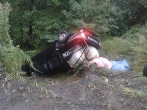 Rize’de Çay Yüklü Kamyonet Şarampole Yuvarlandı: 3 Yaralı