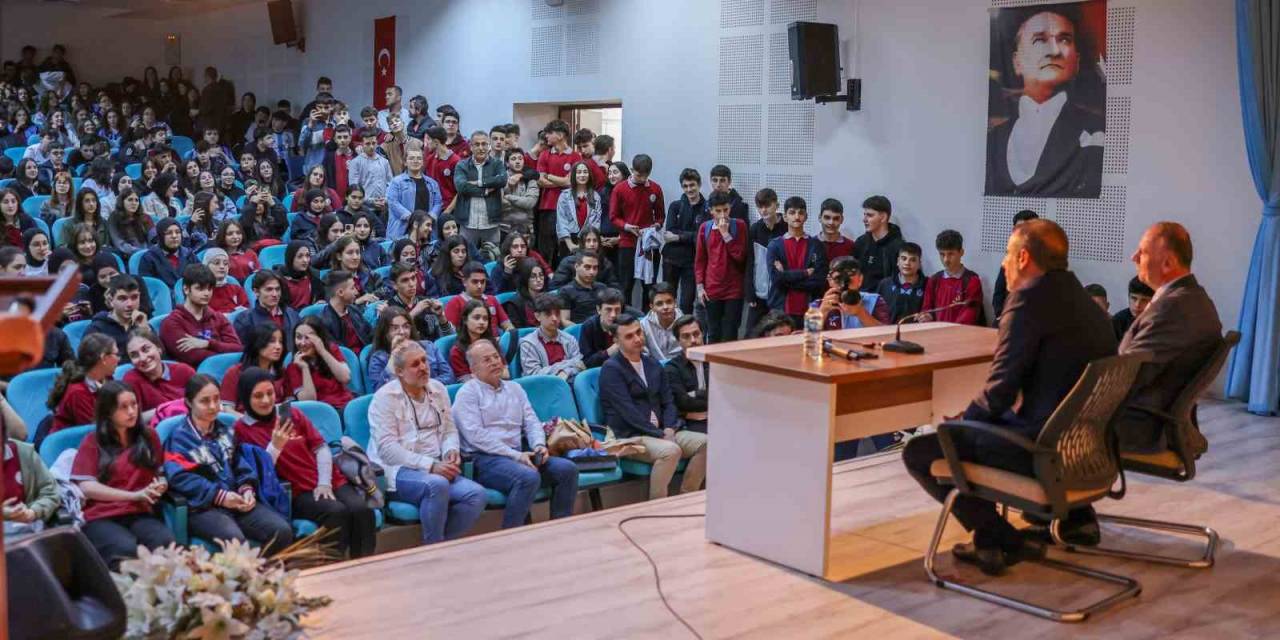Trabzonspor Teknik Direktörü Abdullah Avcı, Öğrencilerle Bir Araya Geldi