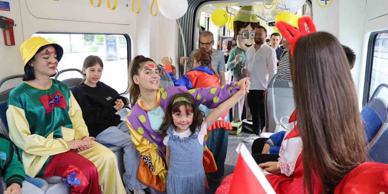 Tramvaya Binen Miniklere Palyaço Sürprizi