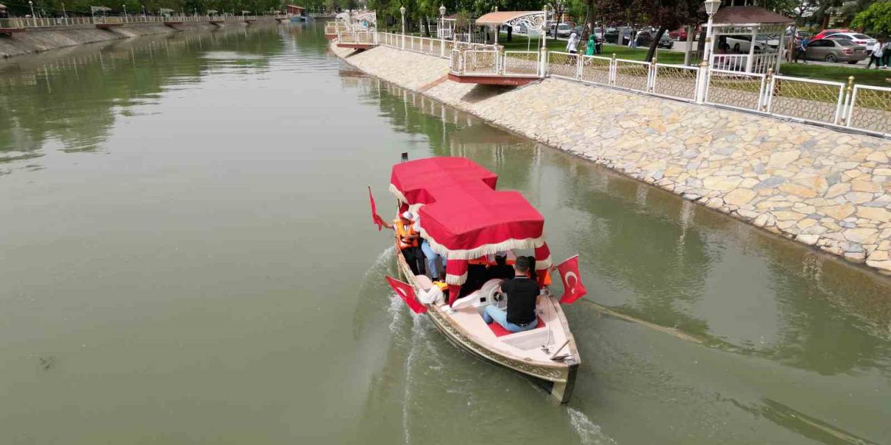 Tokat’ta Depremden Etkilenen Çocuklar Sandallarla Gezdirildi