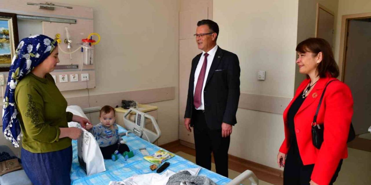 Başkan Öküzcüoğlu Hastanede Tedavi Gören Çocukların Bayramını Kutladı
