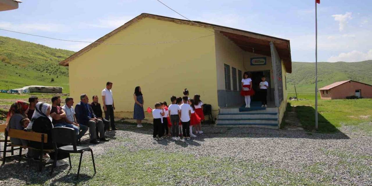 Köy Okulunda 12 Yıl Sonra 23 Nisan Coşkusu