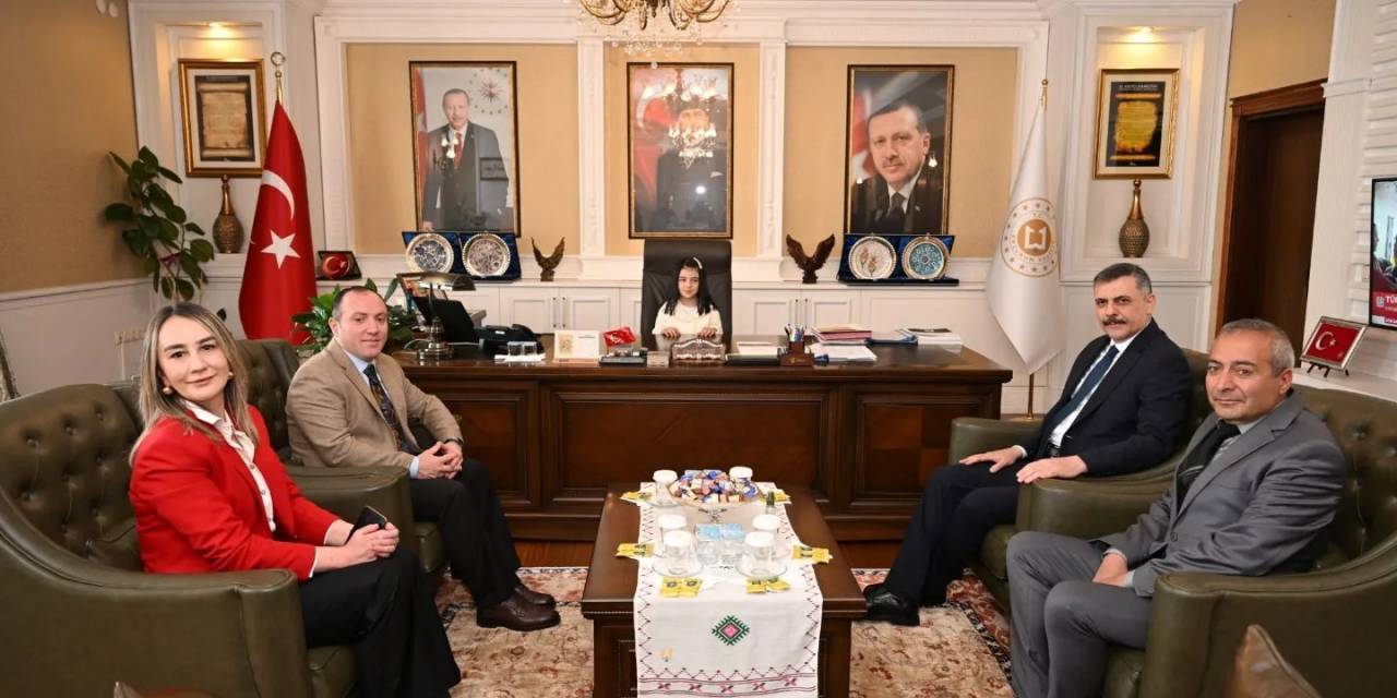 Vali Koltuğuna Oturdu; Zekâ Ve Drama Oyunları İstedi