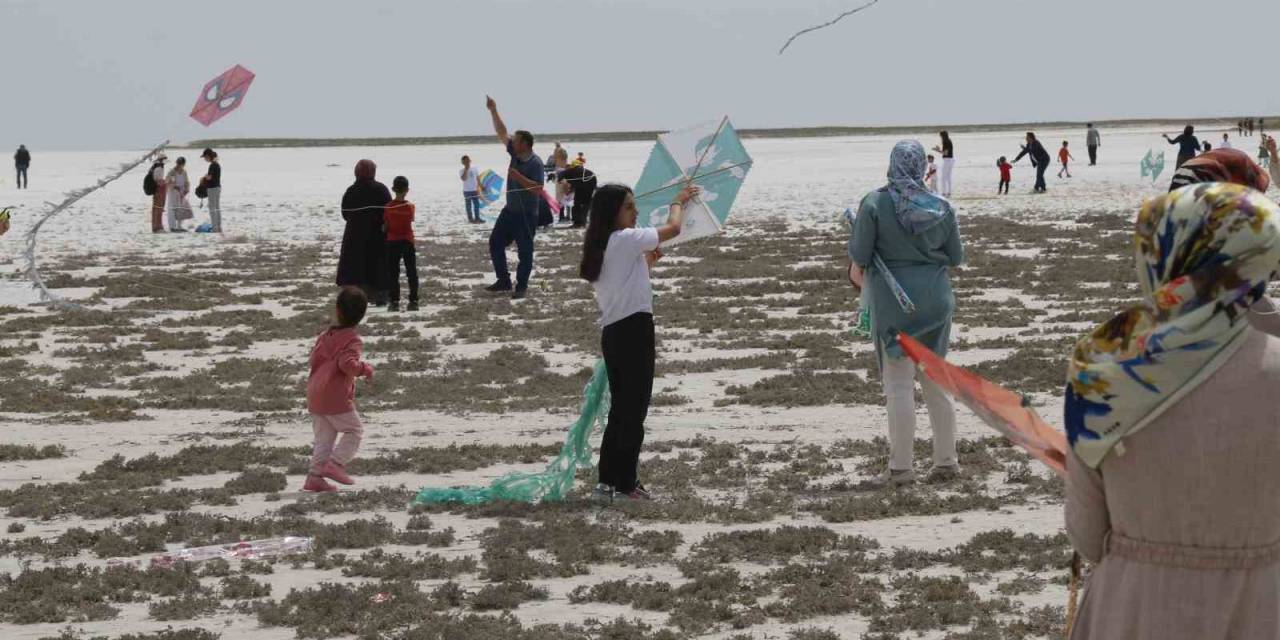 Doğa Harikası Tuz Gölü Semalarında Uçurtmalar Havalandı