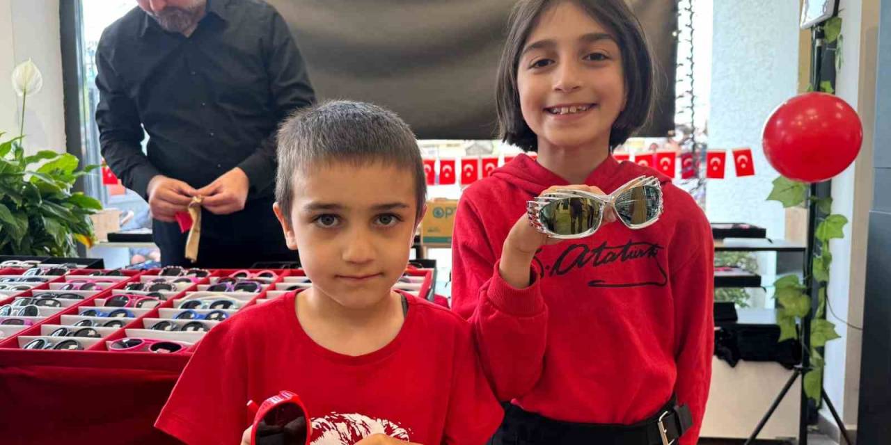 Tuzla’da Çocuklara 23 Nisan Hediyesi: Yüzlerce Gözlük Dağıtıldı