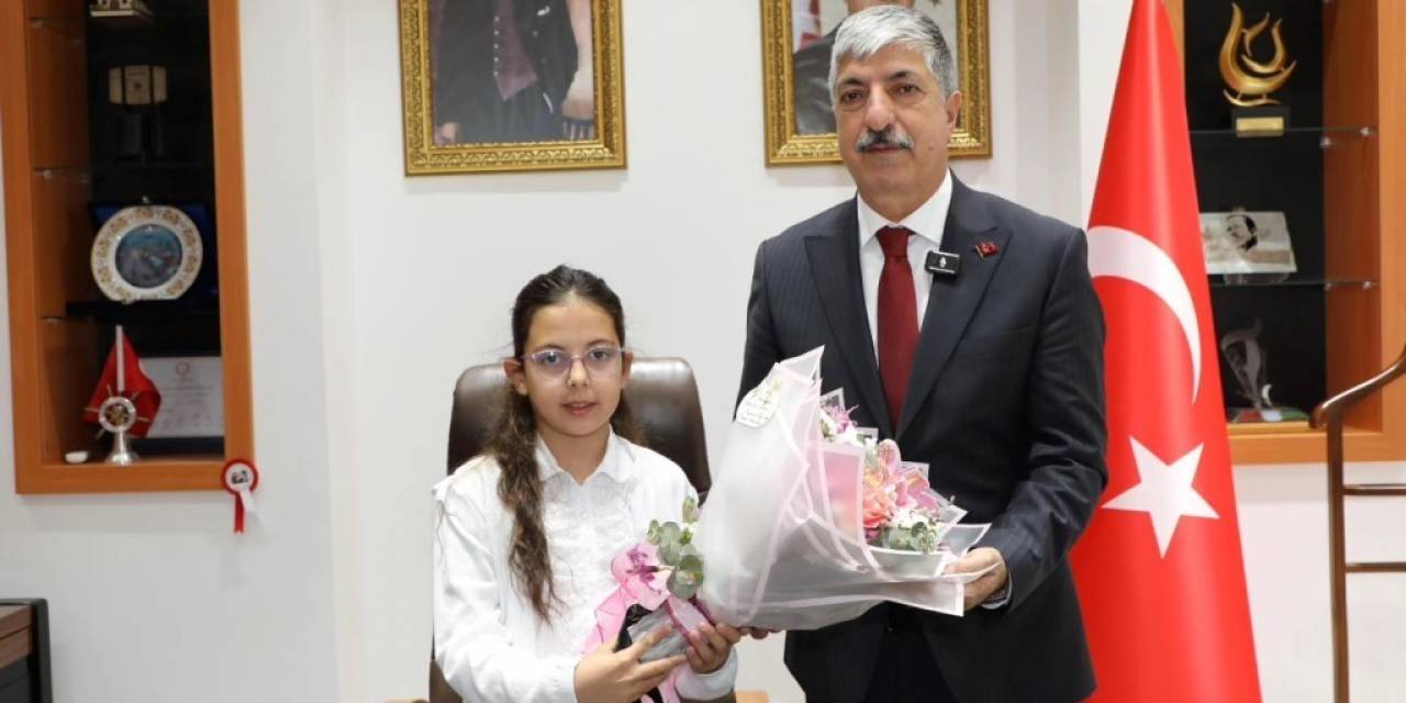 Başkan Ömeroğlu Koltuğu Minik Öğrenciye Devretti