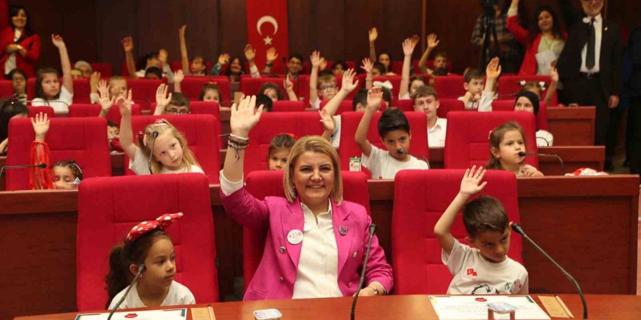 Bu Sefer Çocuklar Meclis Koltuğuna Oturdu Ve Oyladıkları Önergeyi Oy Birliğiyle Kabul Etti